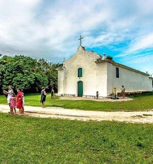 一群人在教堂前行走