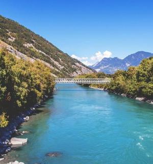 ein Fluss mit einer Brücke in der Mitte