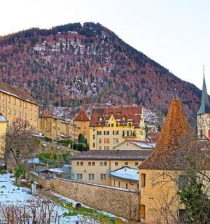 eine Stadt mit einem Hügel im Hintergrund mit einer Stadt