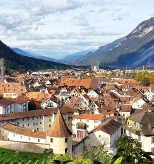 město s městečkem, kostelem a horami