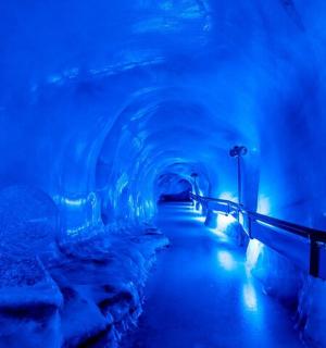 μια μπλε σήραγγα με γλυπτά από πάγο μέσα