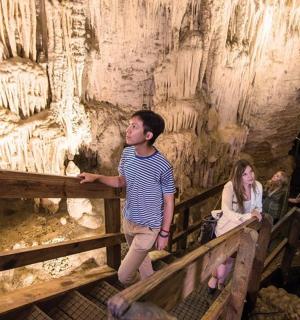 mladý chlapec a dívka v jeskyni