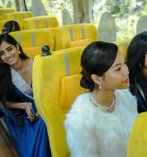 skupina žen sedících v autobuse