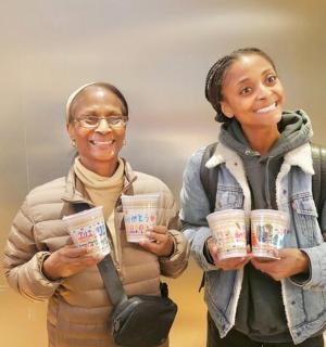 两个女人手里拿着塑料杯