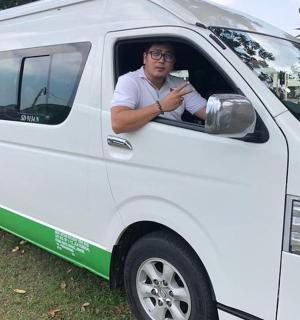 一名男子坐在一辆白色货车里