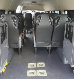 公共汽车后部的一组座位