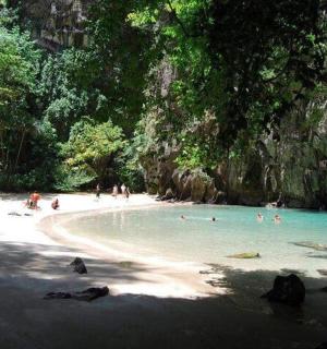 skupina lidí ve vodě na pláži