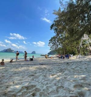 skupina lidí na pláži u vody