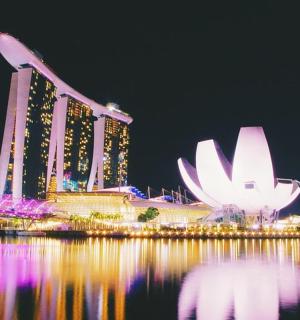 城市夜景,建筑与水