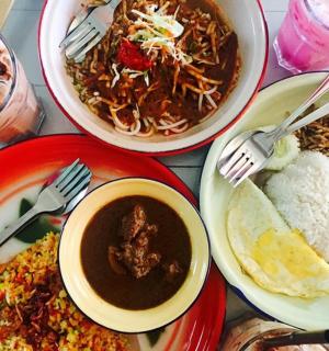 摆满盘子和碗的桌子