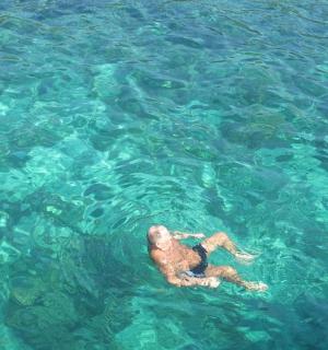 seorang lelaki berbaring telentang di dalam air