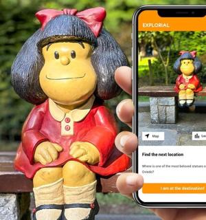 一个人举起手机拍摄玩具