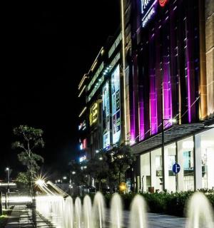 夜晚,一座前面有喷泉的建筑