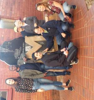 一群人站在砖墙旁边