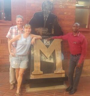 一群人站在标志牌前