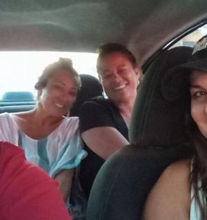 一群人坐在汽车后座