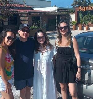 一群人站在一辆车旁边