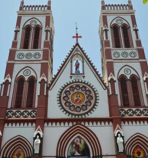 一座有两座塔楼的教堂