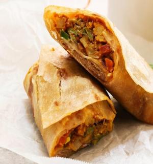 两半墨西哥卷饼放在纸上