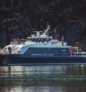 水中停着一艘载着人的大船