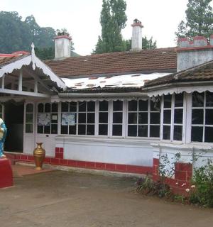 建筑物前的女性雕像