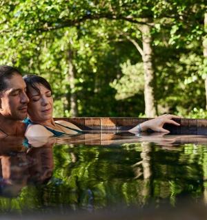 一男一女在水池中游泳