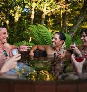 一群人在水池里