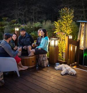 一群人围坐在露台上的酒吧里