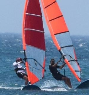 zwei Personen beim Windsurfen im Meer auf dem Wasser