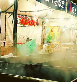 亚洲餐厅里的乒乓球桌和广告