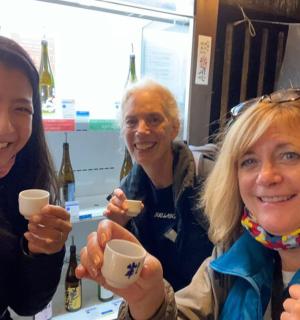 两个女人手里拿着杯子