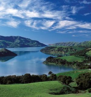 山谷中央的湖泊景观