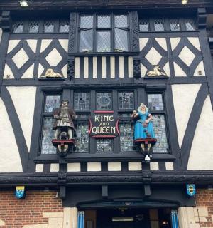 窗户上有小雕像的建筑物