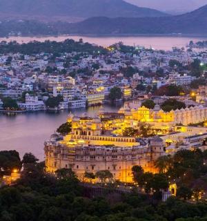 河边大楼的夜景