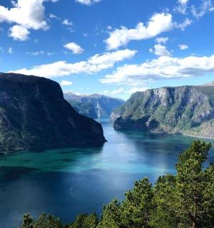 峡谷中一大片水域的景色