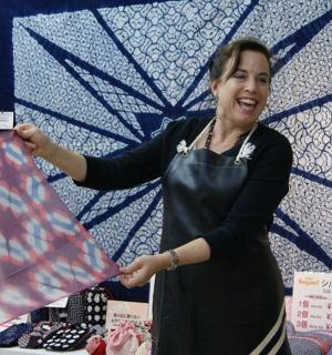 žena drží tašku v obchodě