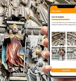 一个人在雕像前拿着手机