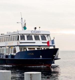 eine Fähre im Wasser mit anderen Booten