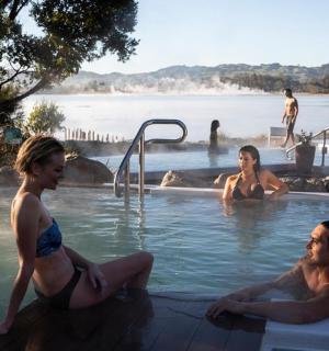 一群人坐在游泳池里