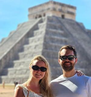 一名男子和一名女子站在金字塔前