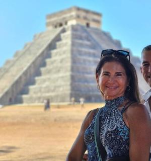 muž a žena stojící před pyramidou