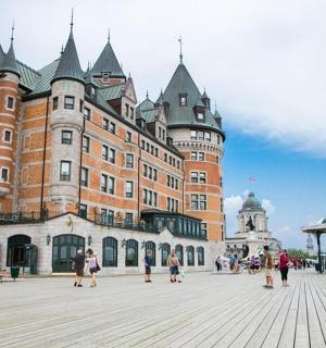 un gran edifici amb gent caminant davant