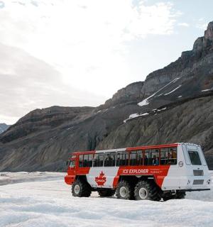 ein rot-weißer Bus, der im Schnee geparkt ist