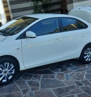 一辆白色汽车停在一条石头车道上