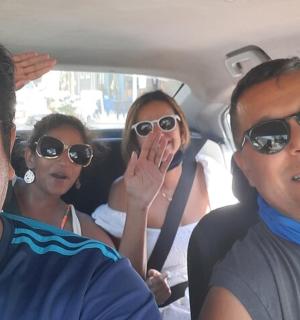 一群人坐在车里