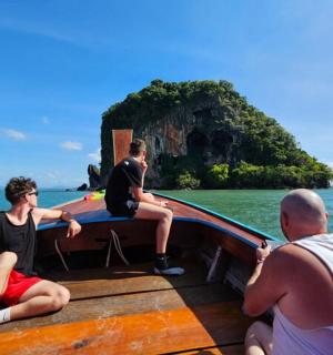 一群男人坐在海上的一艘船上