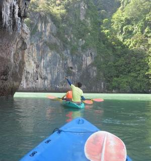 两个人在水中的皮划艇上