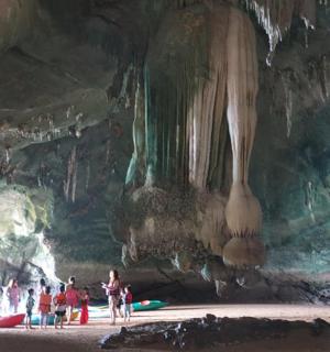 skupina lidí stojících v jeskyni