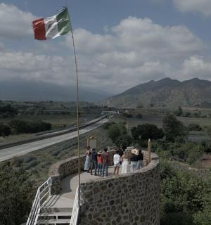 一群人站在墙上,手里拿着一面旗帜