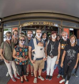 skupina lidí stojících před autobusem